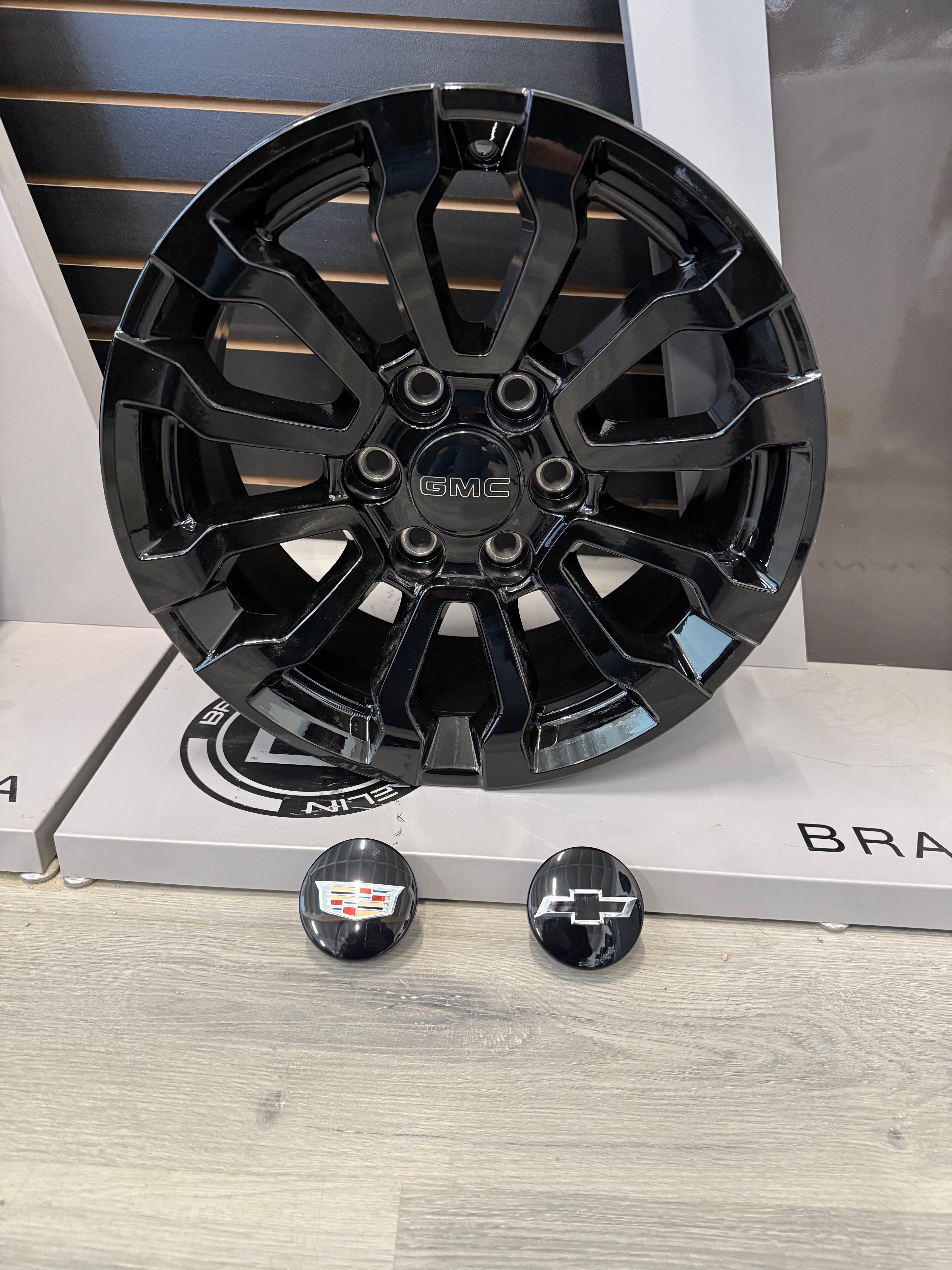 GMC/CHEVY AT4 OEM BLACKOUT 386 GLOSS BLACK 18X8.5 +26 6X139.7MM 77.8MM
