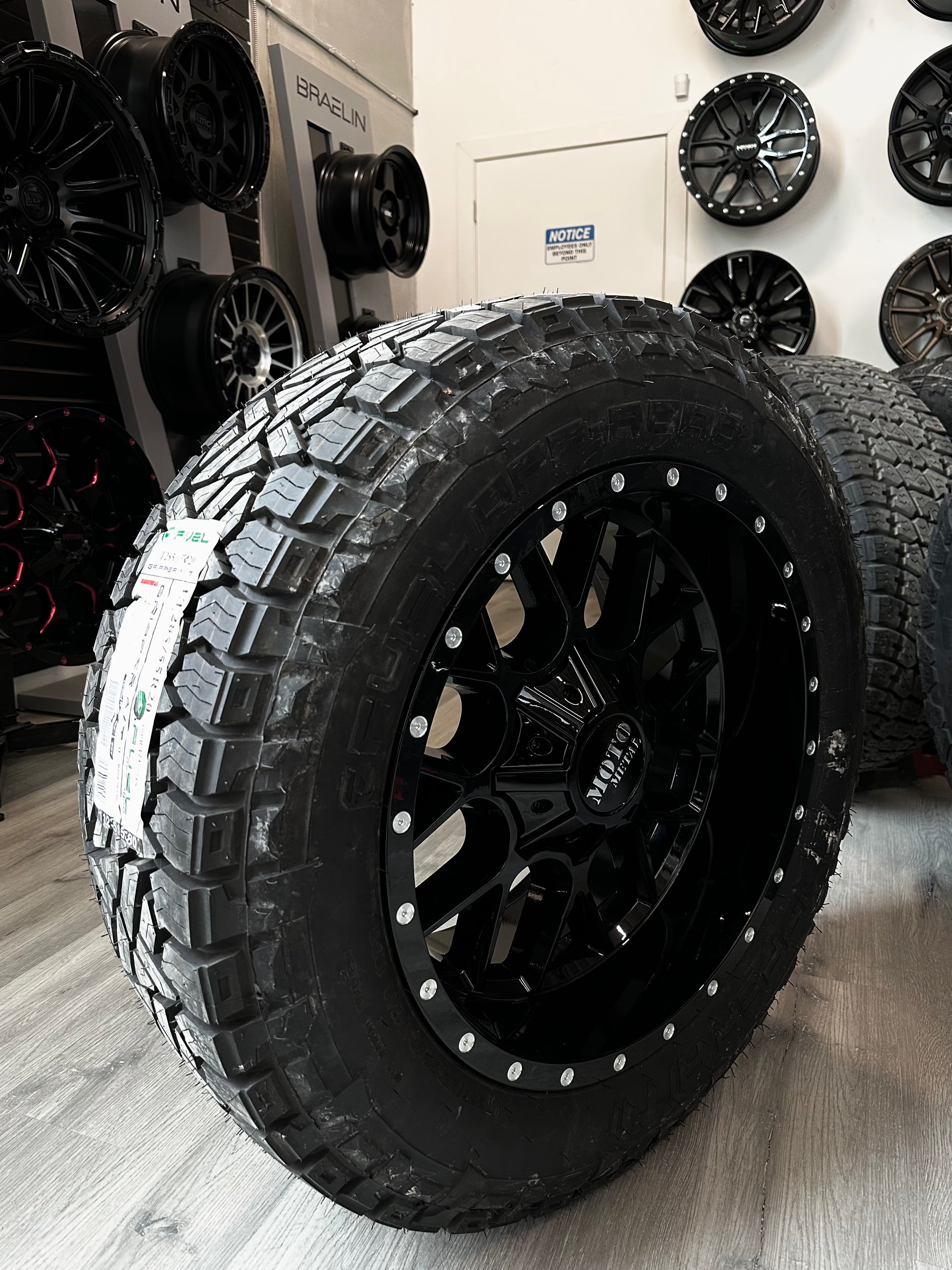 ( SET OF FOUR ) MOTO METAL MO986 GLOSS BLACK 20X10 6X135/6X139.7 -18 | 285/55R20 LT FUEL GRIPPER AT2