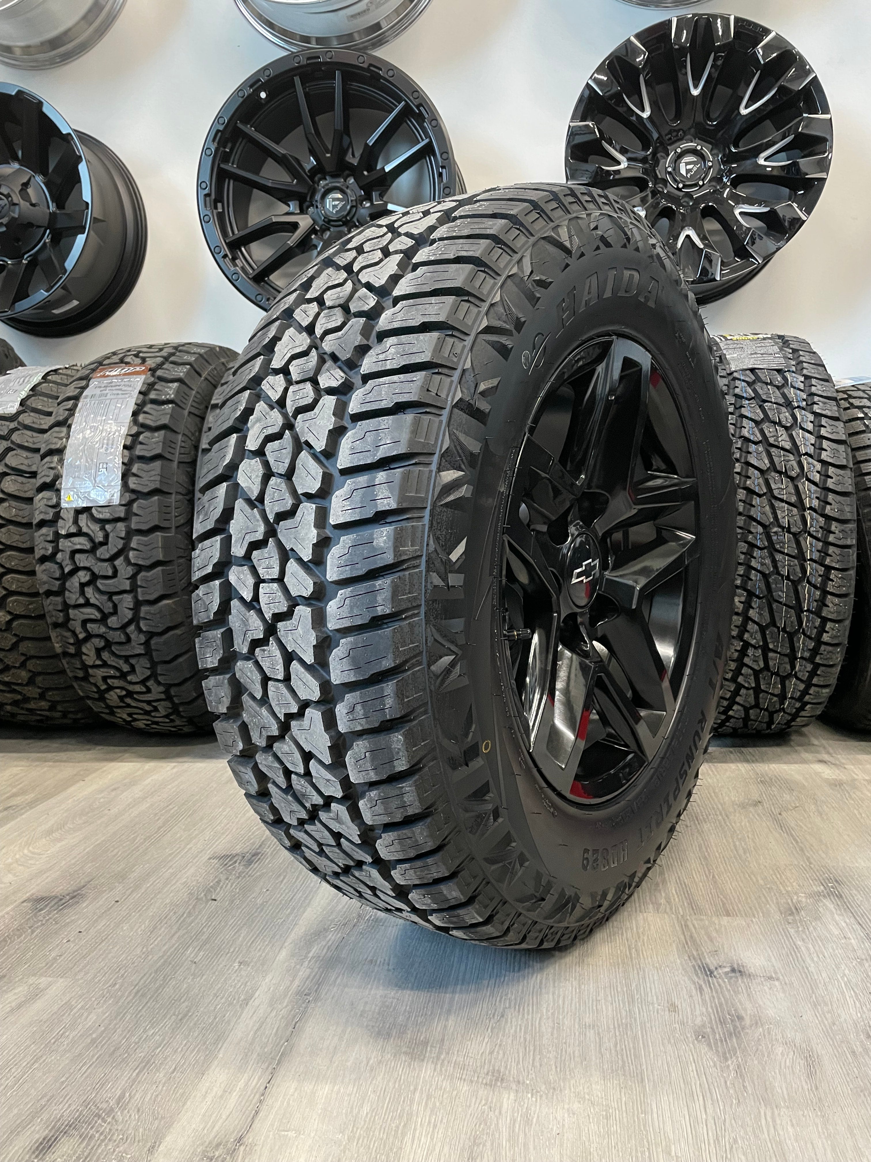 (SET OF FOUR) TRAILBOSS OEM REPS R245 18x8.5 6x139.7 +26 GLOSS BLK | LT 10 PLY 275/65r18 Haida 829 A/T 3PMS ( GMC SIERRA,SILVERADO, TAHOE, YUKON )