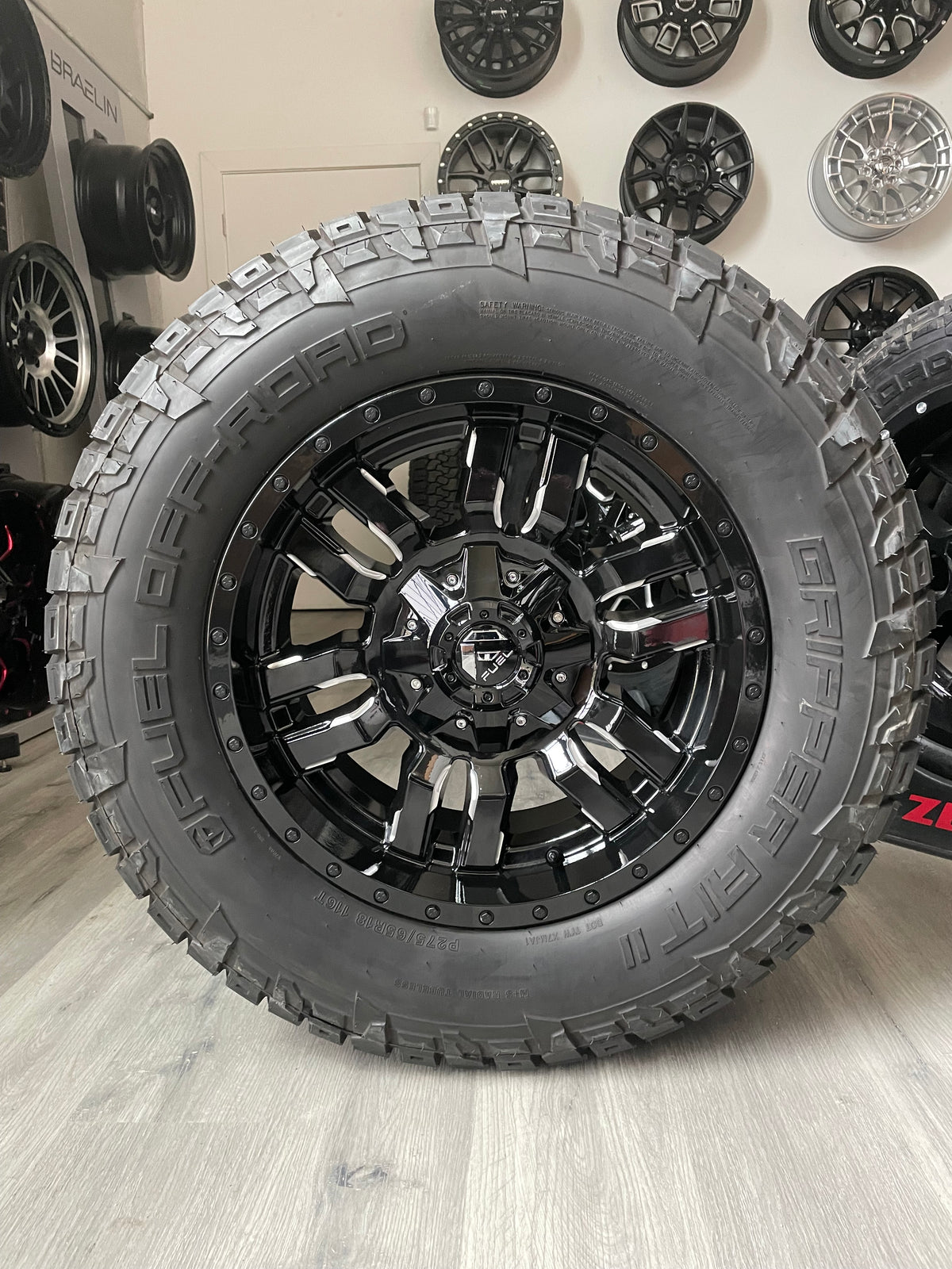 (SET OF FOUR) FUEL SLEDGE GLOSS BLK MILLED 18X9 6X135/6X139.7 +1MM 106.1MM | 275/65R18 FUEL GRIPPER AT2