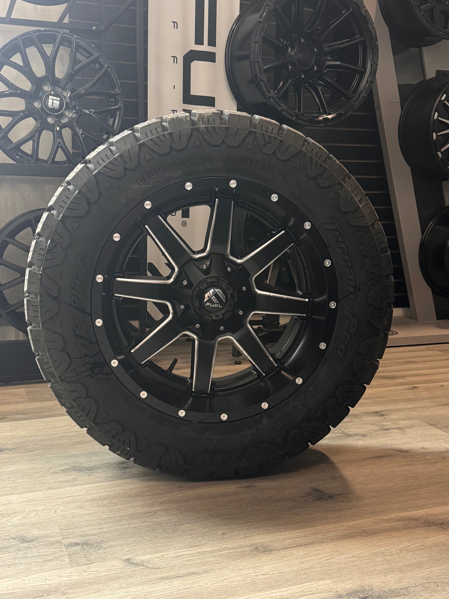 ( SET OF FOUR ) FUEL MAVERICK 20X10 -18 6X135/6X139.7 106.1 MATTE BLK MILL | LT 305/55R20 AMP TERRAIN PRO
