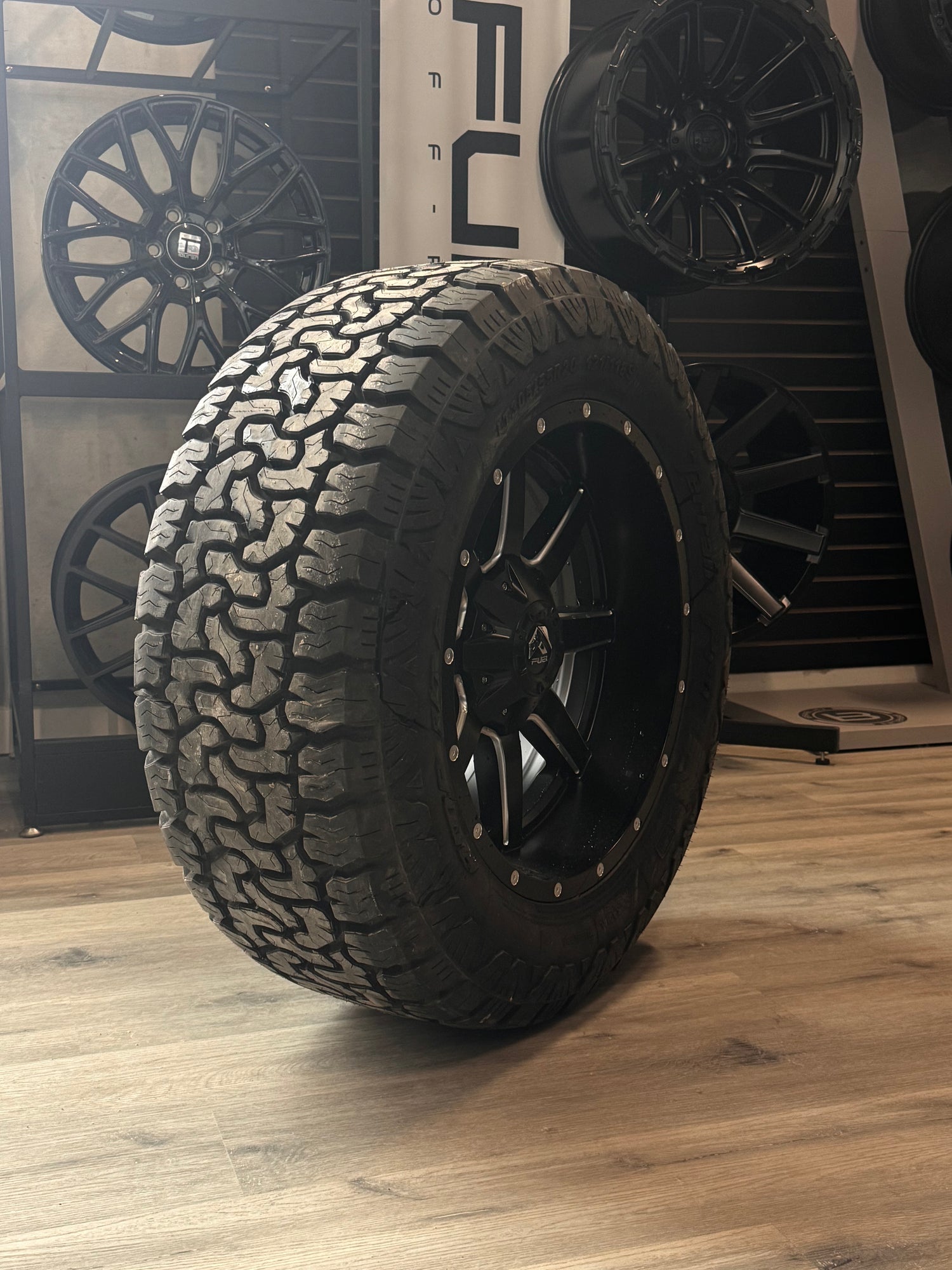 ( SET OF FOUR ) FUEL MAVERICK 20X10 -18 6X135/6X139.7 106.1 MATTE BLK MILL | LT 305/55R20 AMP TERRAIN PRO