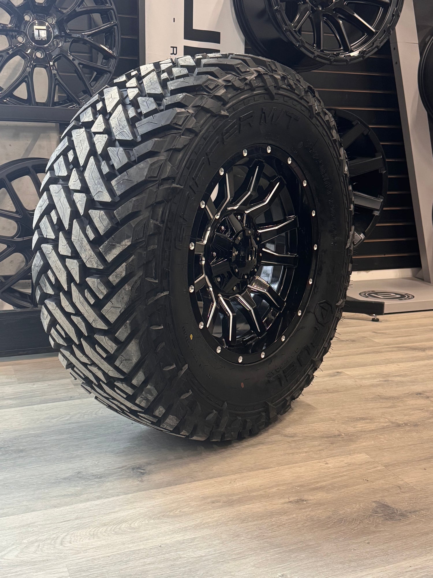 ( SET OF FOUR ) FAST HD TRAXX GLOSS BLK MILLED 17X9 -15 6X135/6X139.7MM 87.1MM | FUEL GRIPPER M/T LT 33X12.50R17