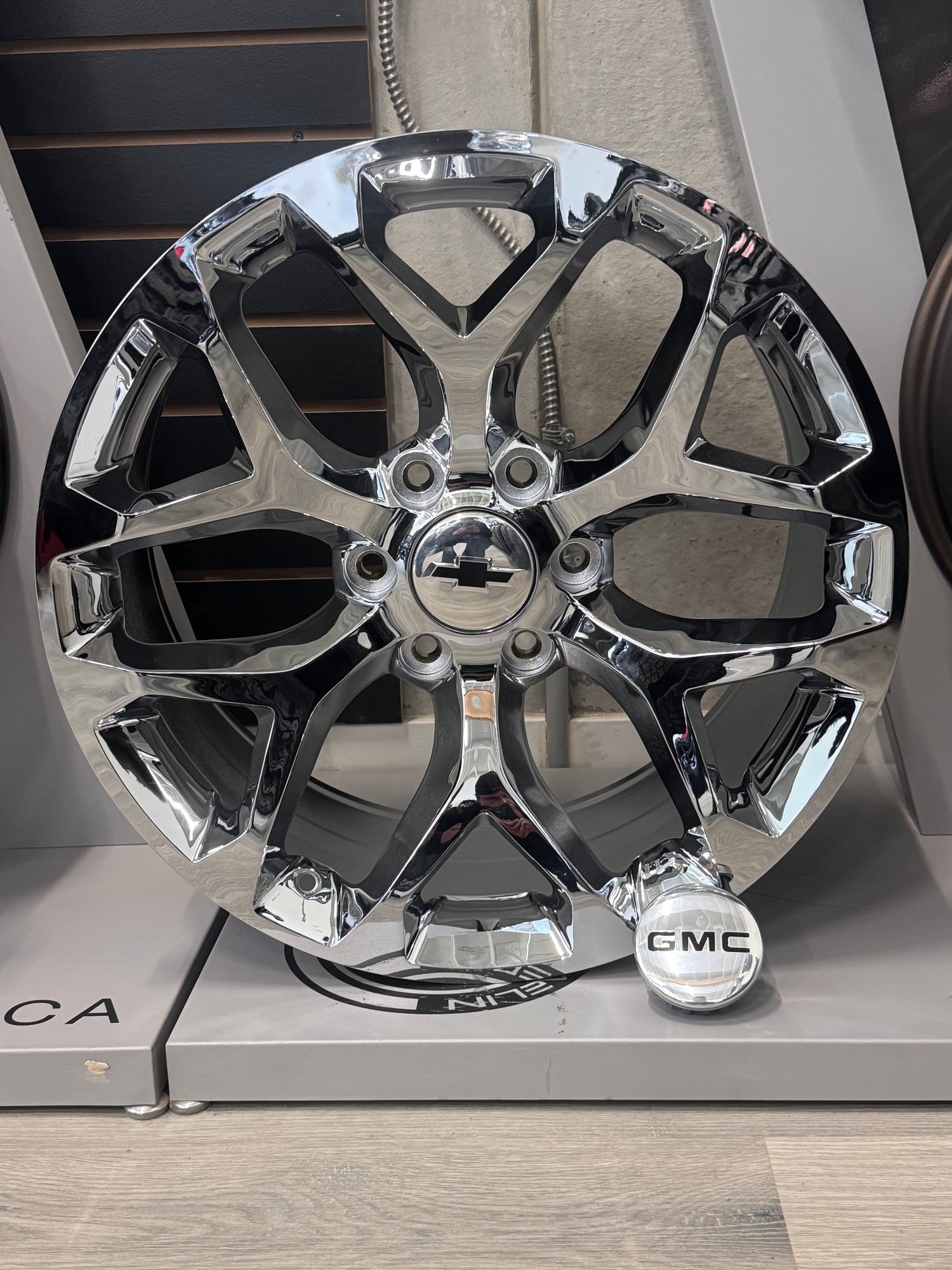 OEM CHROME SNOWFLAKE RIMS - CHEVY/GMC/CADILLAC 20X9 +24 6x139.7 78.1