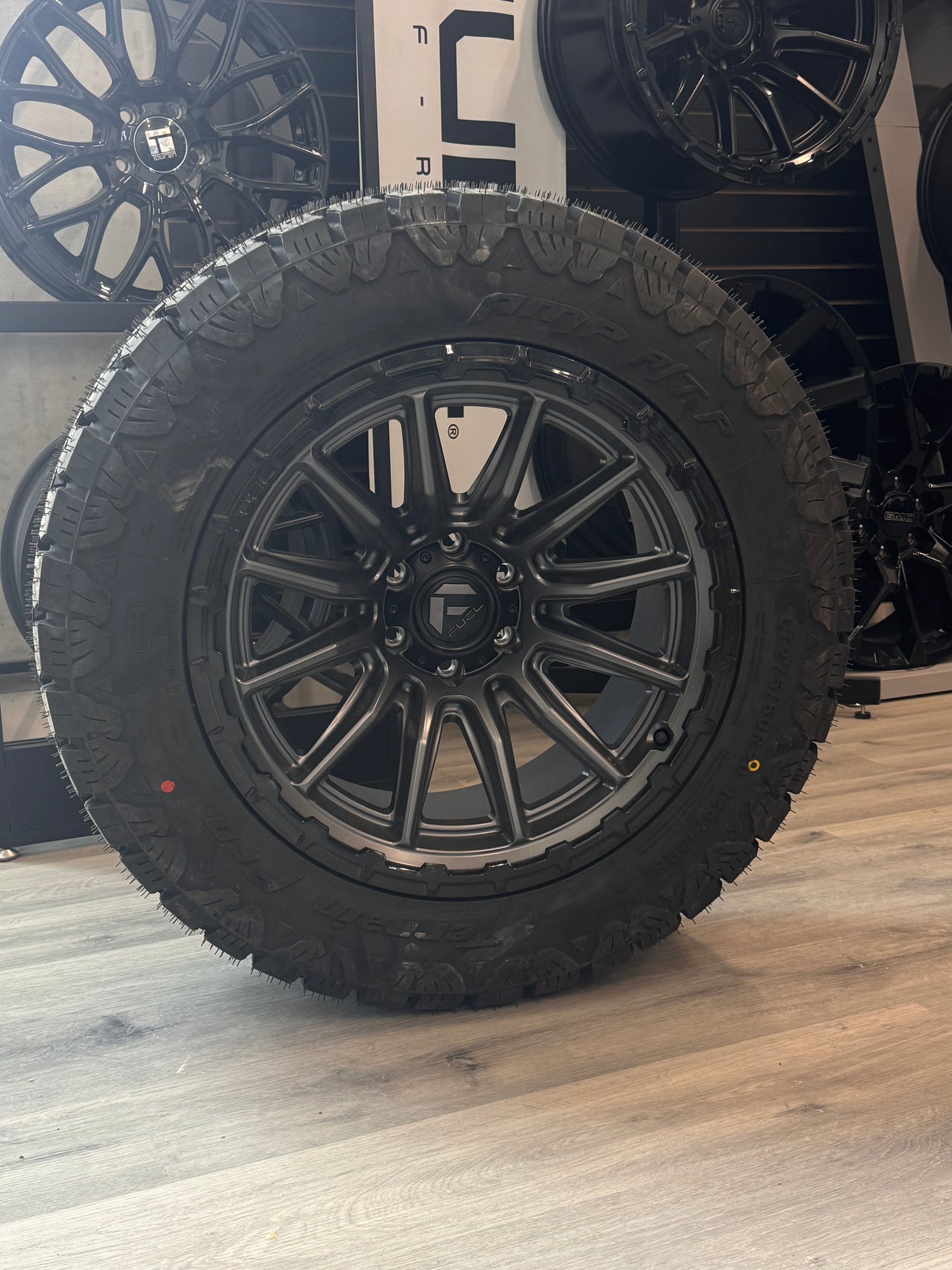 ( SET OF FOUR ) FUEL FC866 PISTON MATTE GUNMETAL GLOSS BLACK LIP 20X10 -18 6X135 87.1MM | LT 275/60R20 AMP TERRAIN PRO