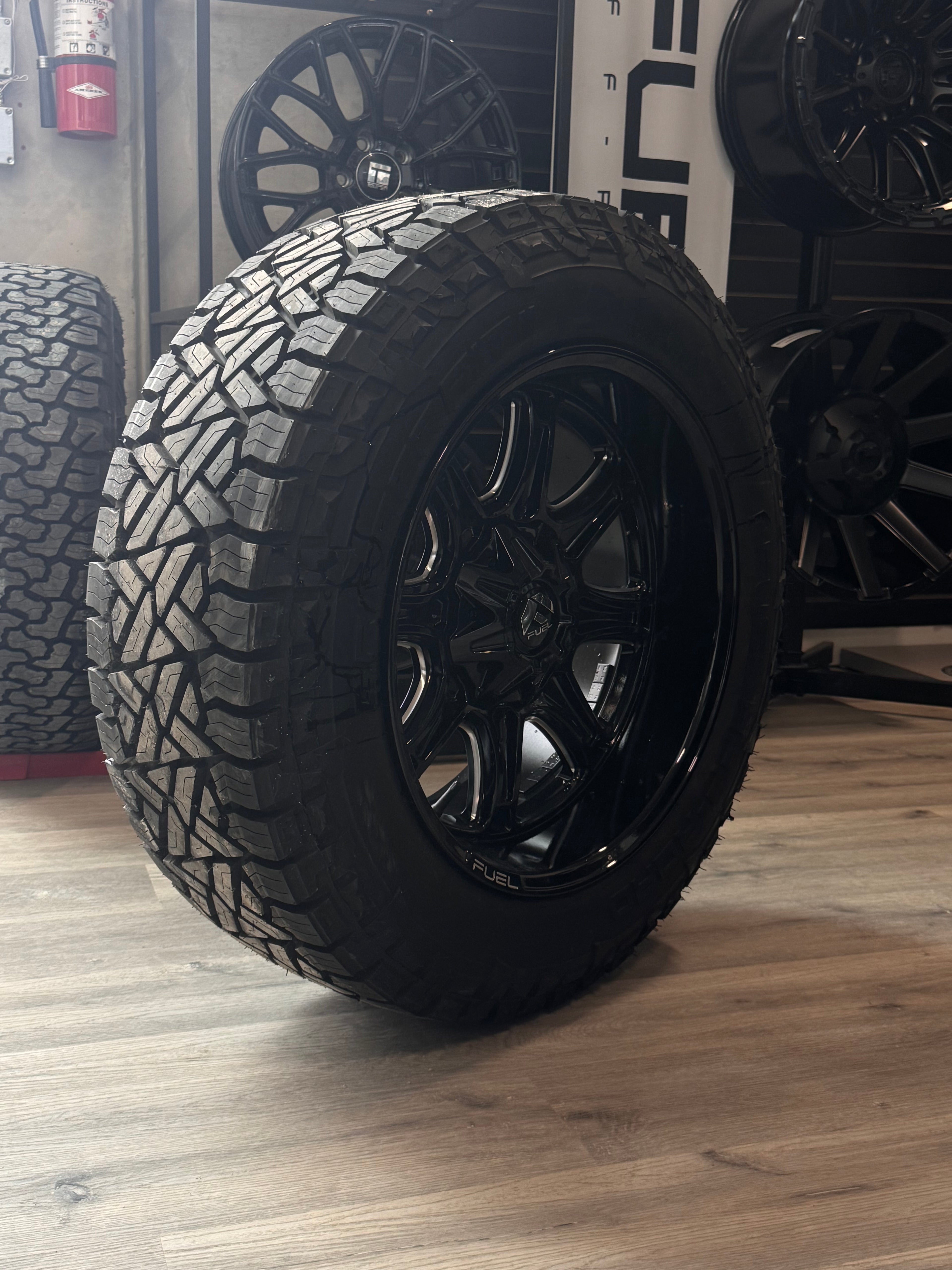 ( SET OF FOUR ) FUEL DARKSTAR GLOSS BLK MILLED 20X10 6X135/6X139.7 -18 106.1MM | 285/55R20 FUEL GRIPPER AT 2