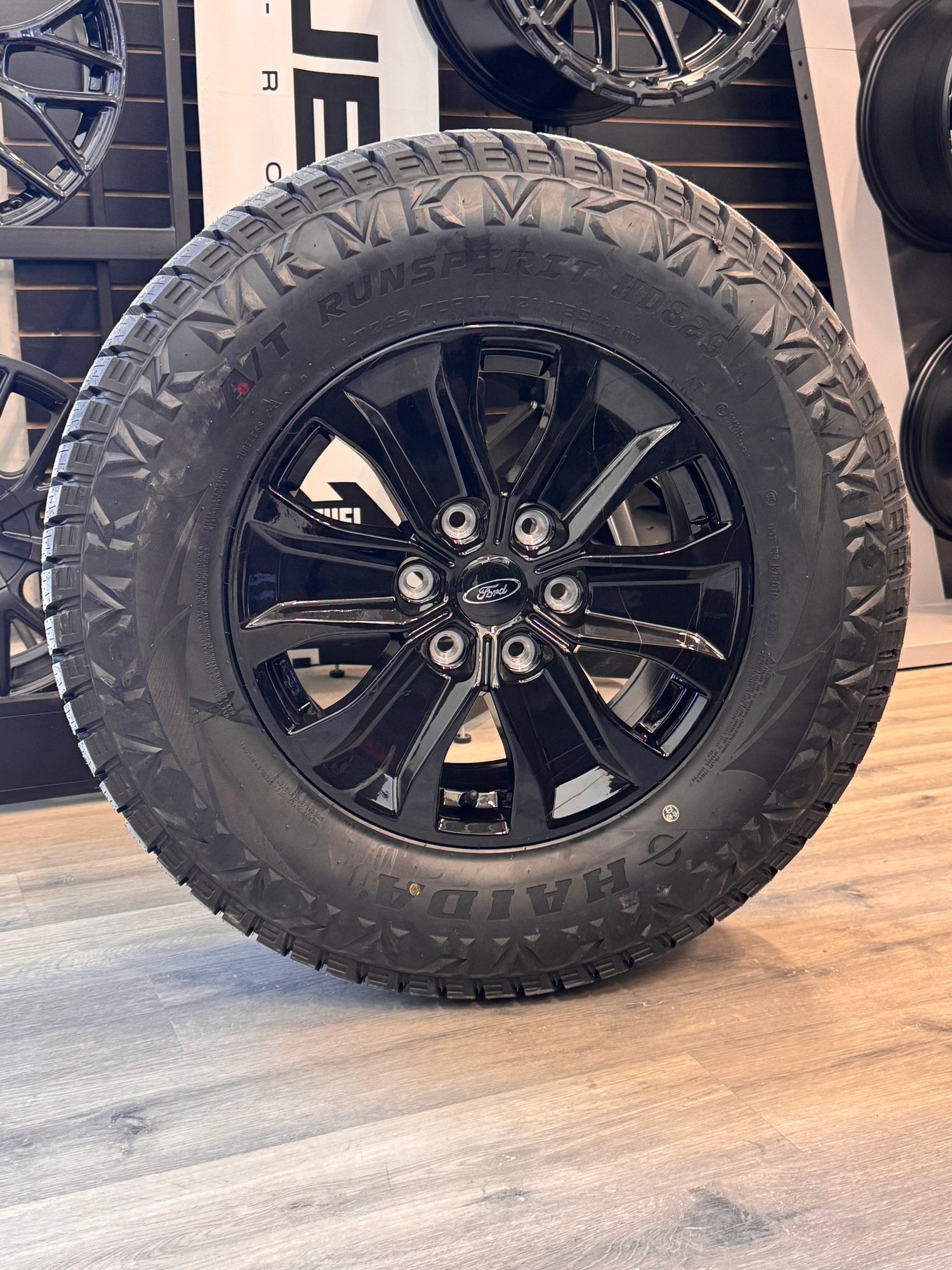 ( SET OF FOUR ) FORD OEM LARIAT REPS GLOSS BLACK 17X7.5 +44 6X135MM | LT 265/70R17 HAIDA 829 3PMS