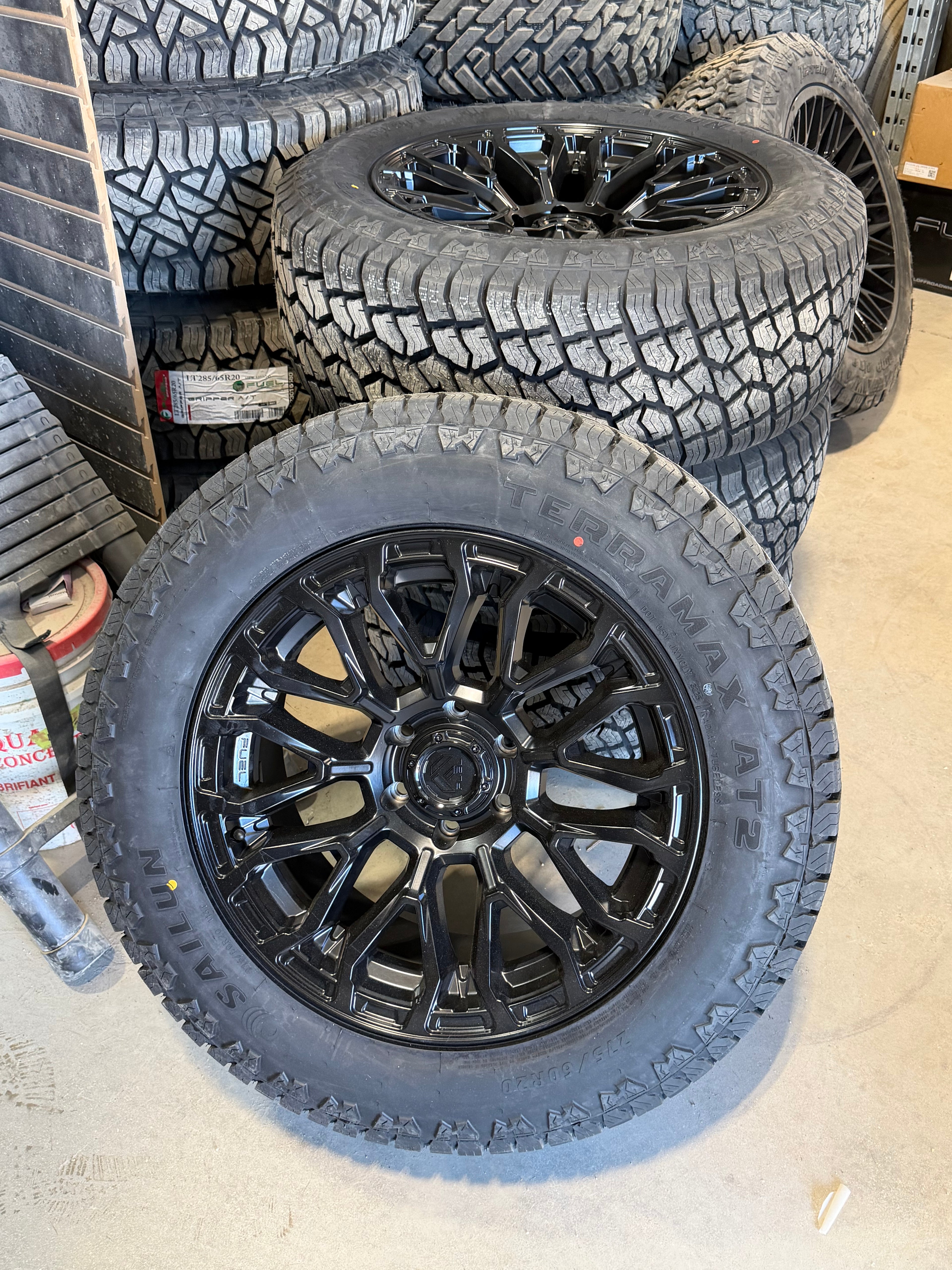 (SET OF FOUR) FUEL FC899 CHISEL BLACKOUT 20X9 +1 6X139.7 106.1 | 275/60R20 SAILUN TERRAMAX AT2 4PR