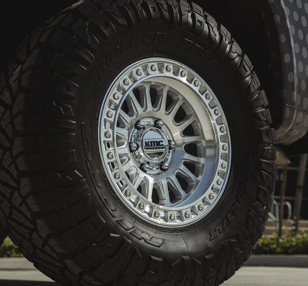 KMC KM552 IMS GLOSS SILVER W/ MACHINED FACE 18X9 +30 6X139.7 106.1 ( TEXT FOR CLEARANCE PRICE *** )