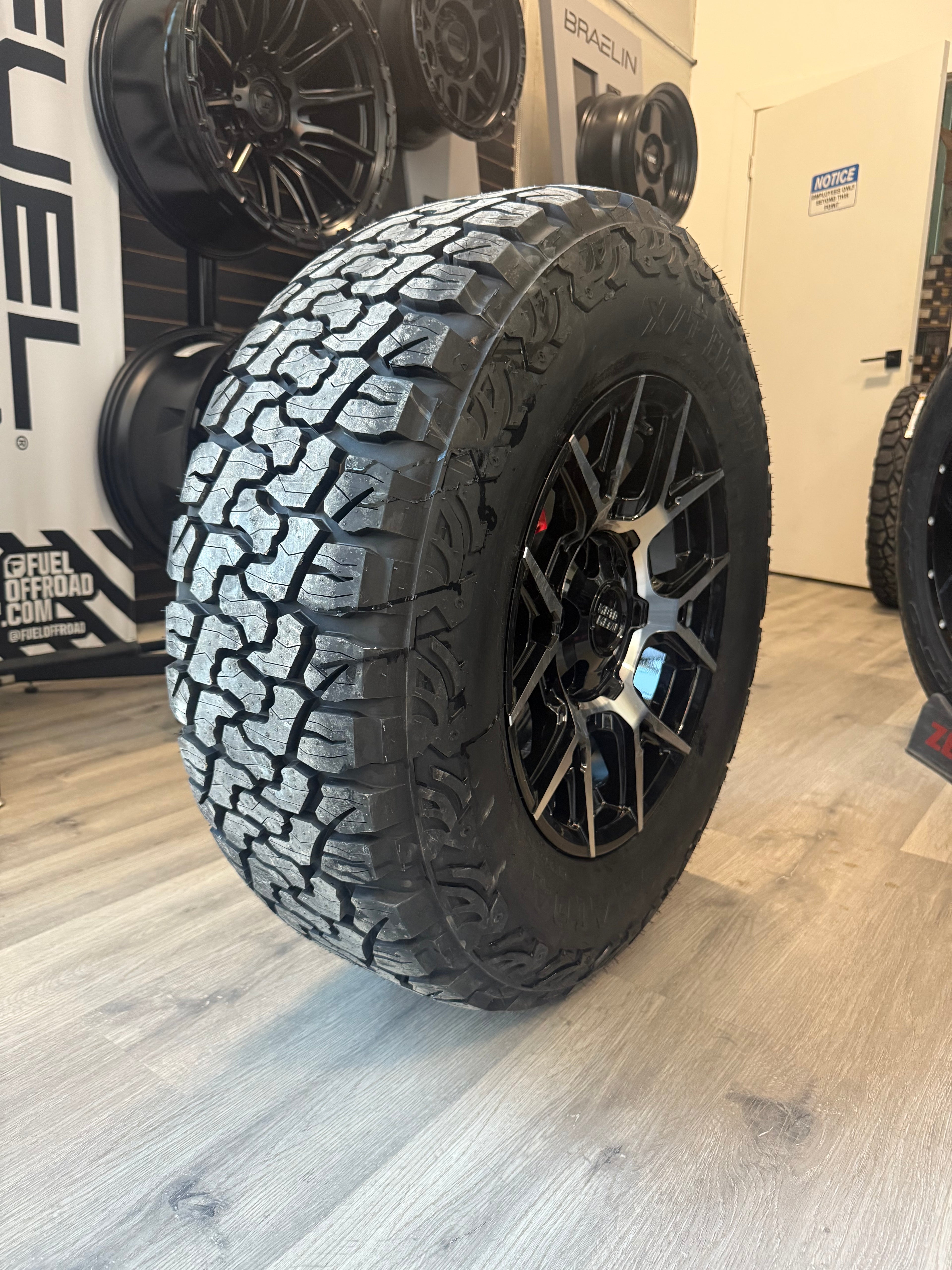 ( SET OF FOUR ) MOTO METAL MO813 MASON GLOSS BLACK W/ MACHINED FACE 17X8.5 +12 6X135/6X139.7 95.1mm | LT 265/70R17 HAIDA 877 3PMS