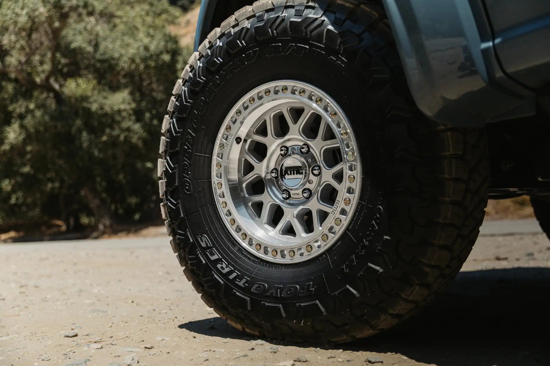 KMC WHEELS KM549 GRS GLOSS SILVER W/ MACHINED FACE 17X9 +0 6X139.7 106.1 ( TEXT FOR CLEARANCE PRICE *** )