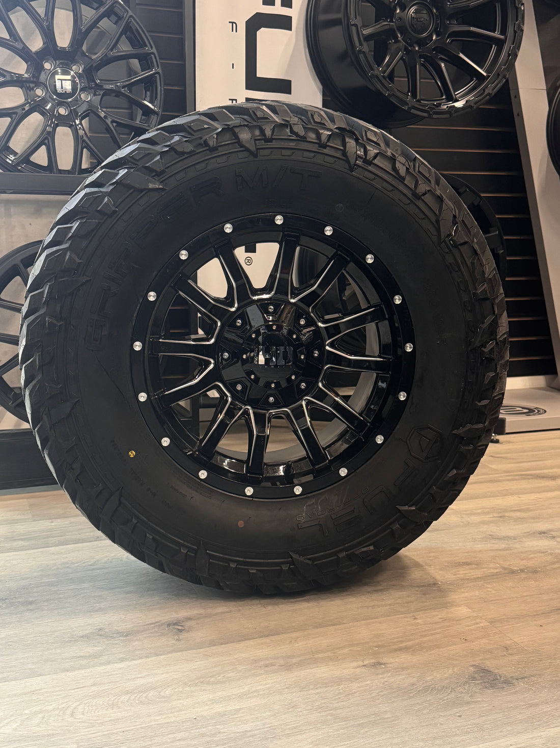 ( SET OF FOUR ) FAST HD TRAXX GLOSS BLK MILLED 17X9 -15 6X135/6X139.7MM 87.1MM | FUEL GRIPPER M/T LT 33X12.50R17