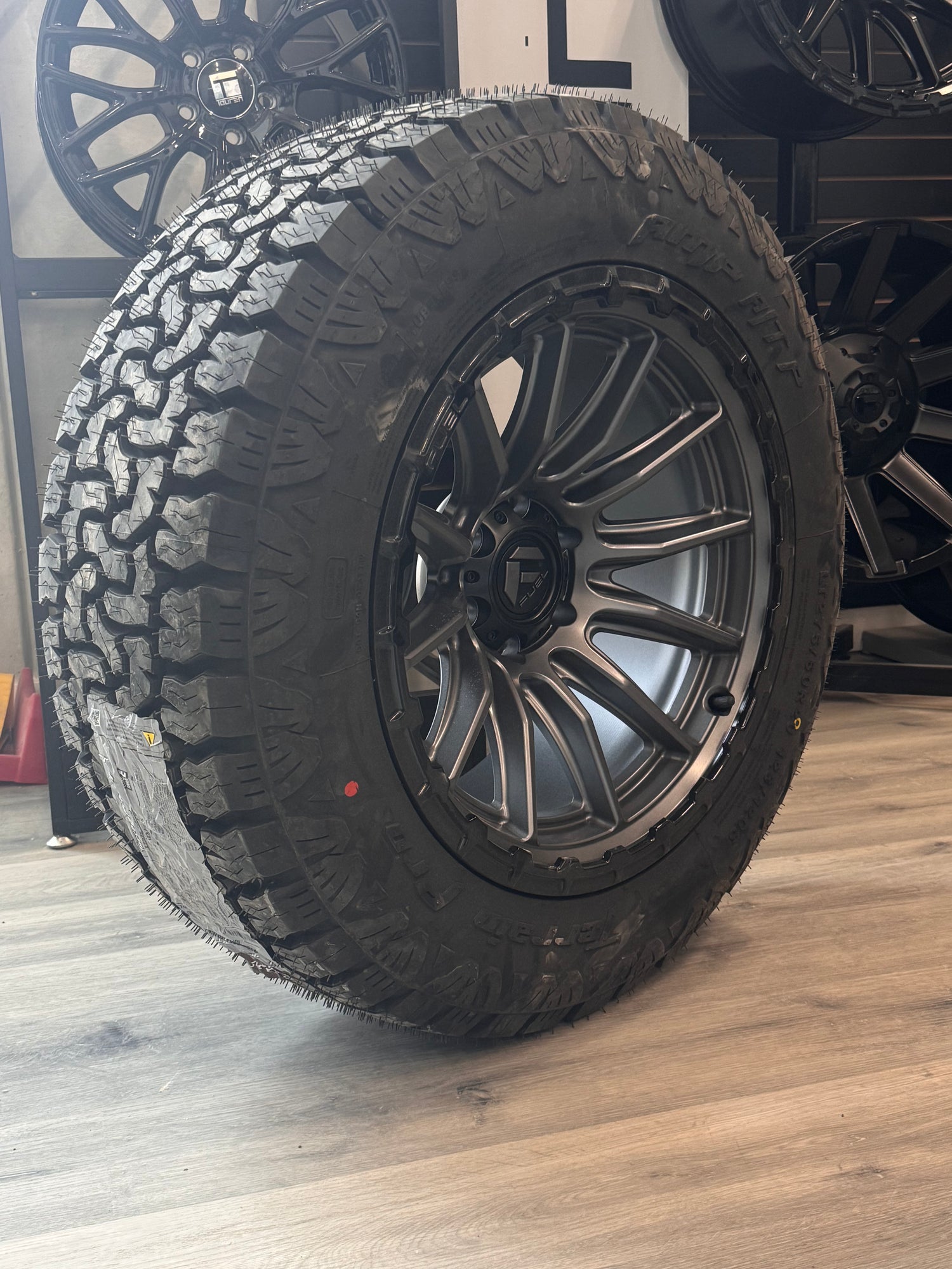 ( SET OF FOUR ) FUEL FC866 PISTON MATTE GUNMETAL GLOSS BLACK LIP 20X10 -18 6X135 87.1MM | LT 275/60R20 AMP TERRAIN PRO