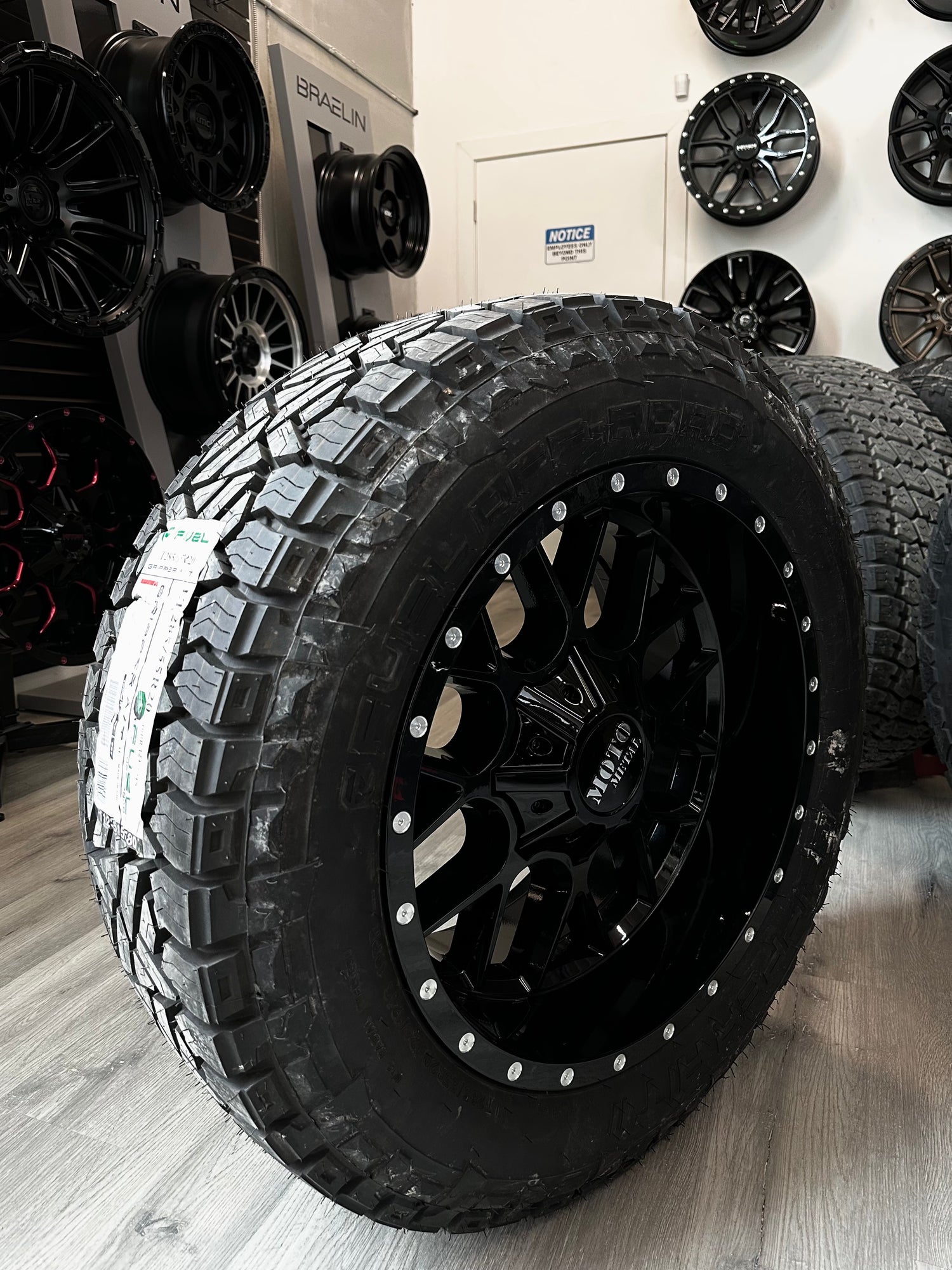 ( SET OF FOUR ) MOTO METAL MO986 GLOSS BLACK 20X10 6X135/6X139.7 -18 | 285/55R20 LT FUEL GRIPPER AT2
