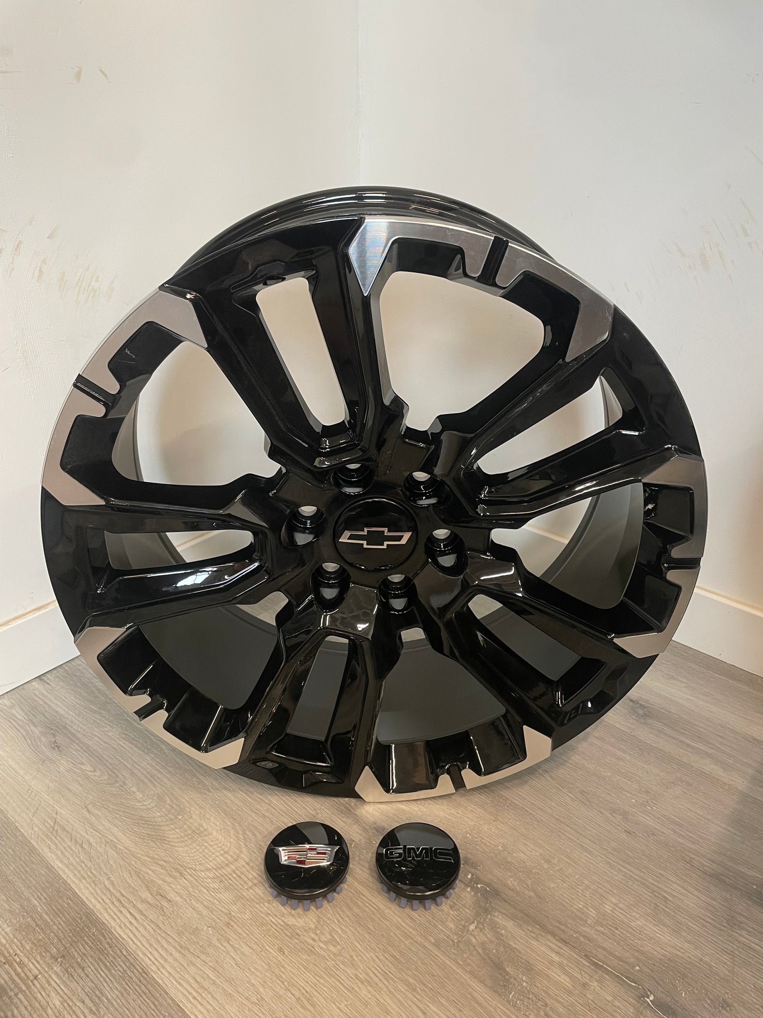 R210 CHEVY/GMC 1500 GLOSS BLK MILLED REPS | 22X9 +28 6X139.7MM