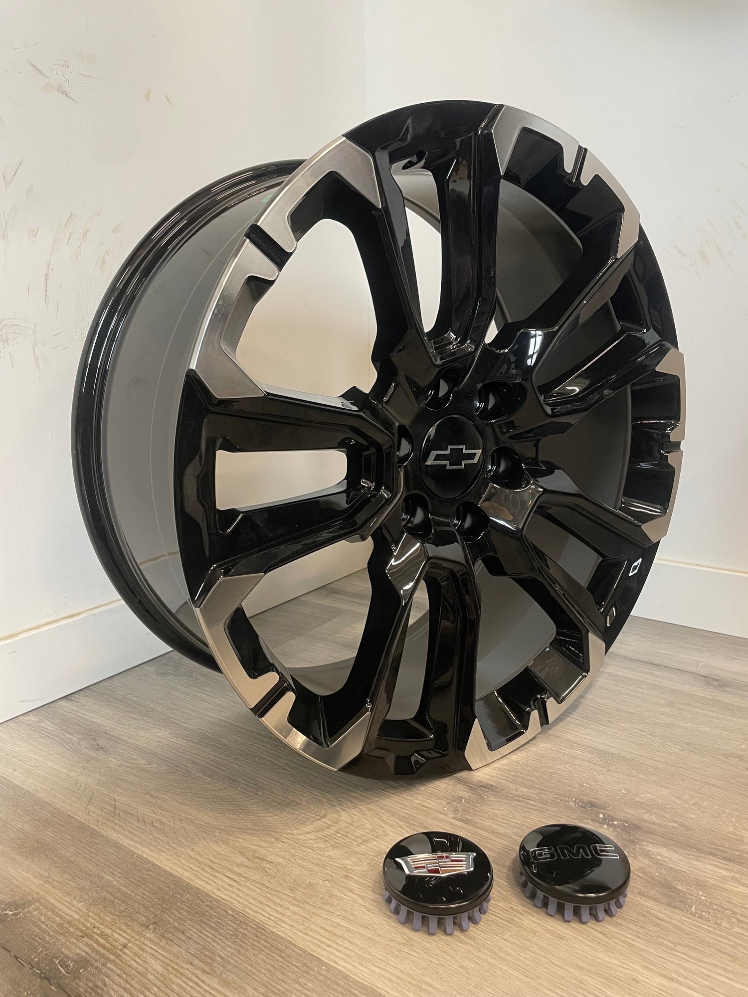 R210 CHEVY/GMC 1500 GLOSS BLK MILLED REPS | 22X9 +28 6X139.7MM