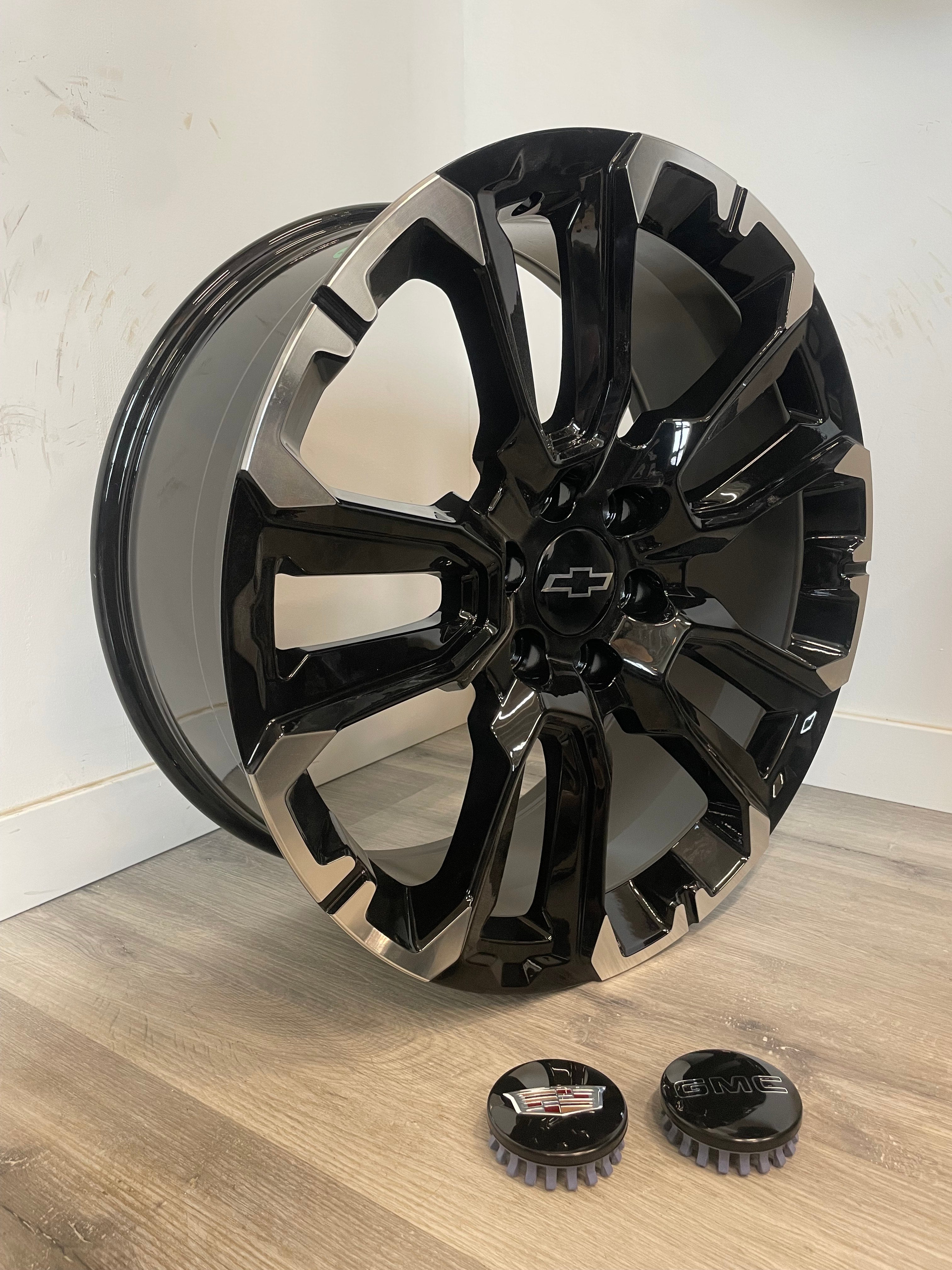 R210 CHEVY/GMC 1500 GLOSS BLK MILLED REPS | 22X9 +28 6X139.7MM