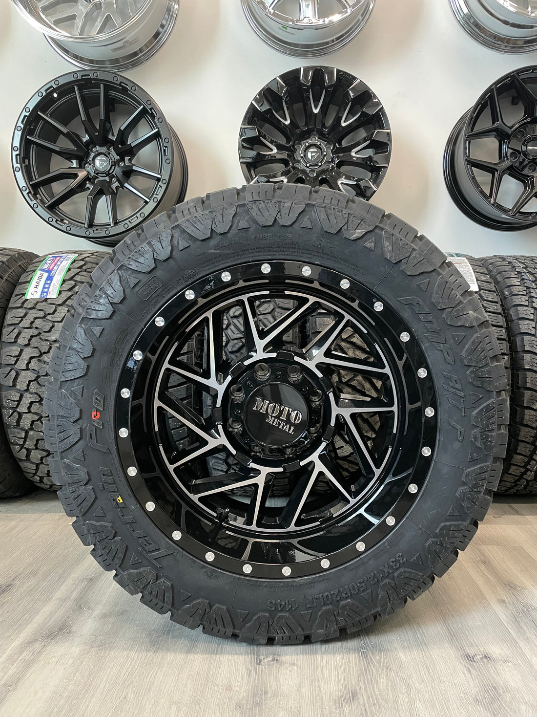 (SET OF FOUR) Moto Metal Breakout 20x10 8x165.1 -18 Gloss BLK Machined | LT33x12.50r20 Amp Terrain Pro
