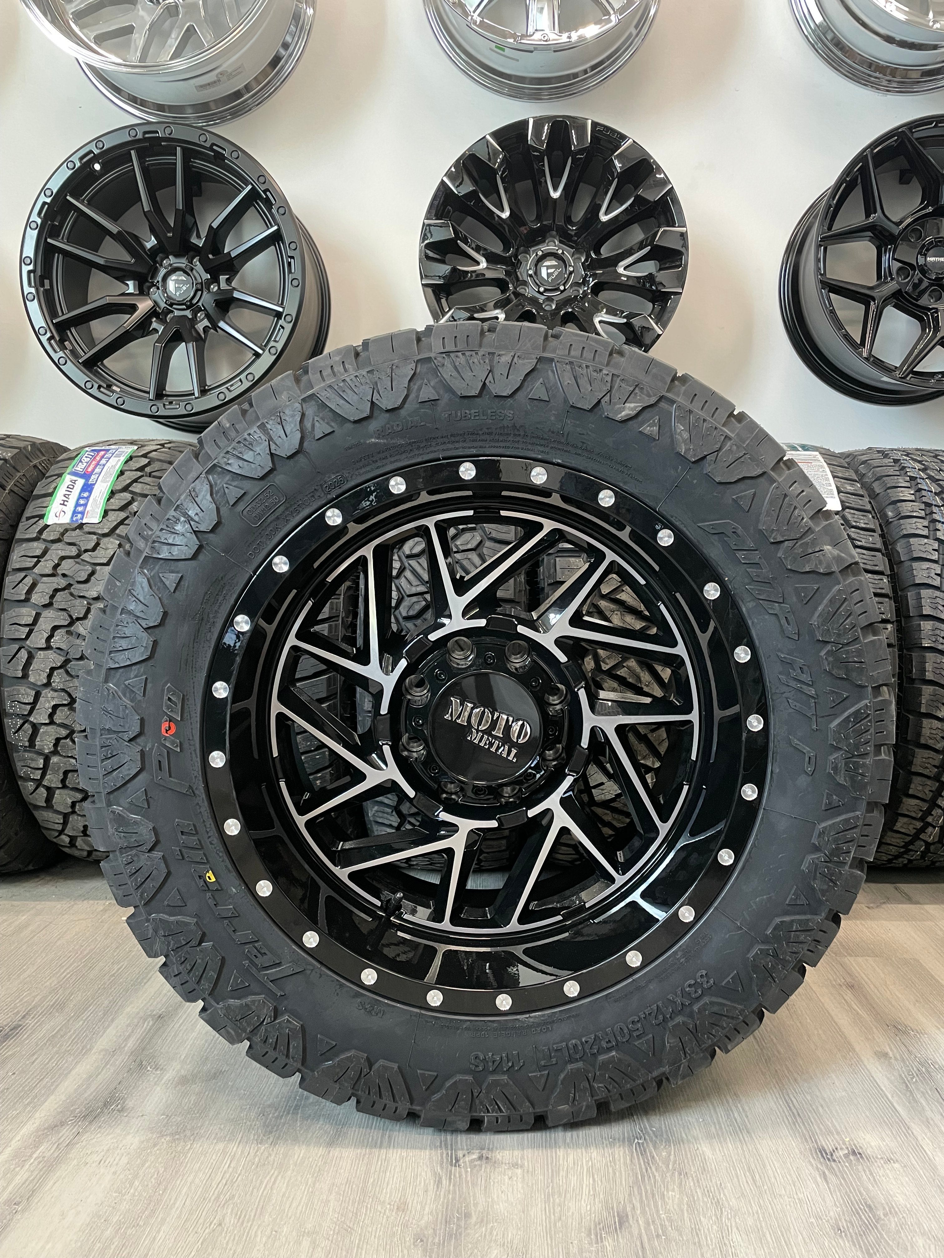 (SET OF FOUR) Moto Metal Breakout 20x10 8x165.1 -18 Gloss BLK Machined | LT33x12.50r20 Amp Terrain Pro