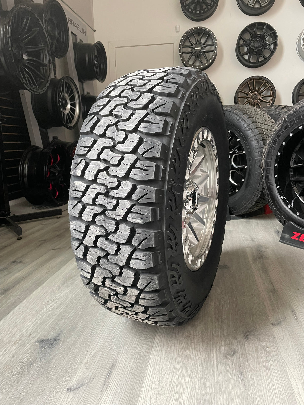 (SET OF FOUR) FUEL COVERT SILVER/MACHINED 17X8.5  6X139.7 0MM 106.1MM | 285/70R17 HAIDA 877