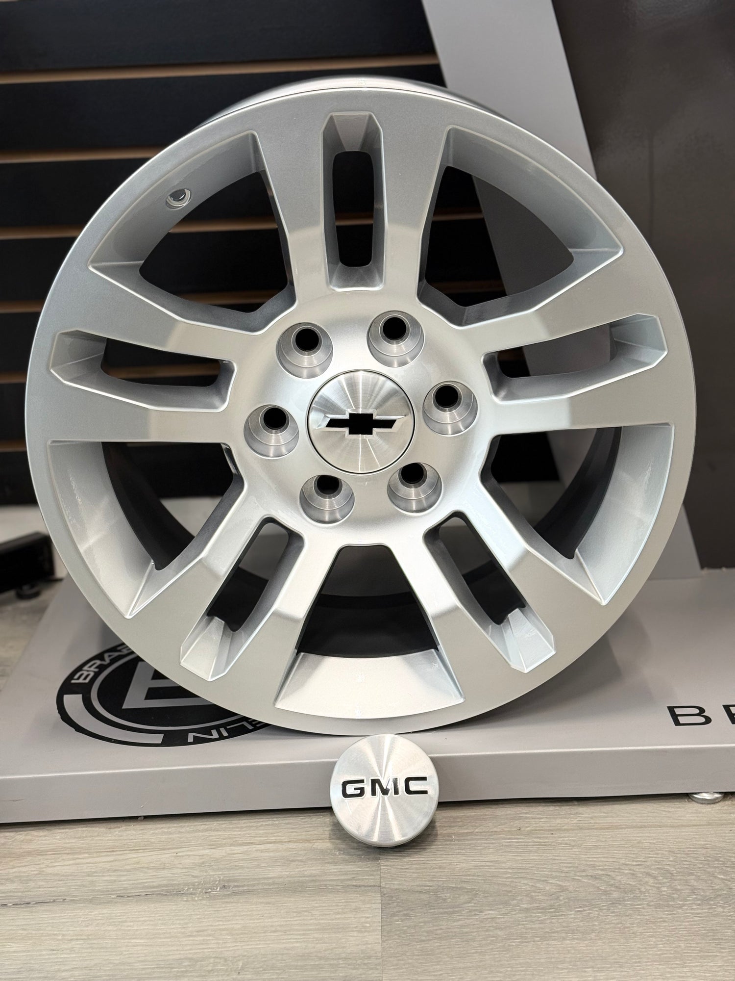 R237 GMC/CHEVY OEM REPS HYPER SILVER | 18X8.5 +20 6X139.7