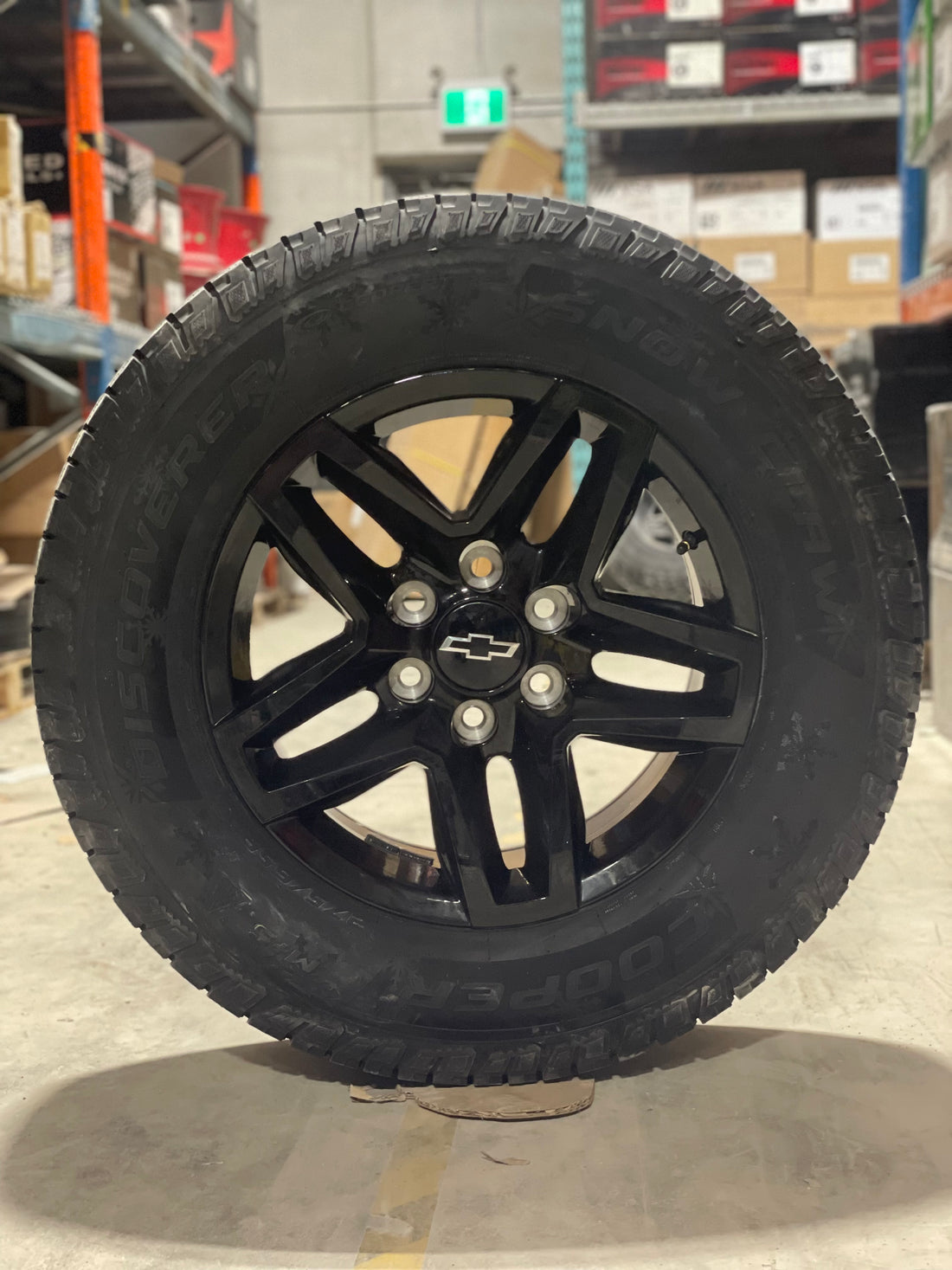 ( SET OF FOUR ) TRAILBOSS OEM REPS R245 18x8.5 6x139.7 +26 GLOSS BLK | 275/65r18 Cooper Snowclaw