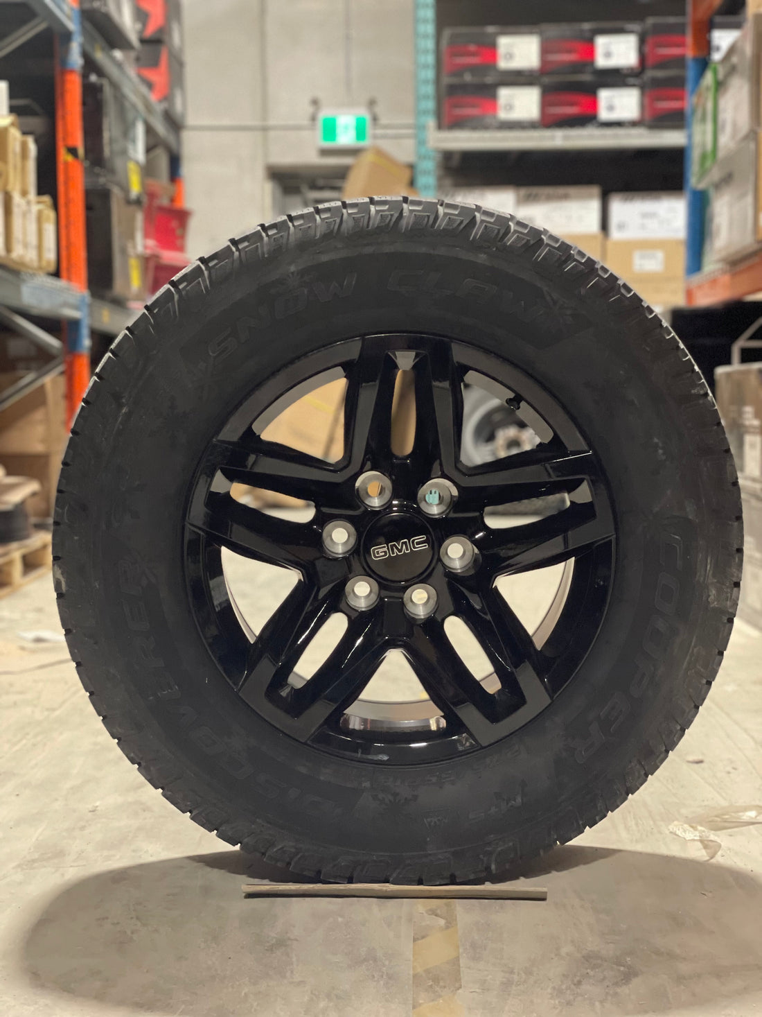 ( SET OF FOUR ) TRAILBOSS OEM REPS R245 18x8.5 6x139.7 +26 GLOSS BLK | STUDDED 275/65r18 Cooper Snowclaw